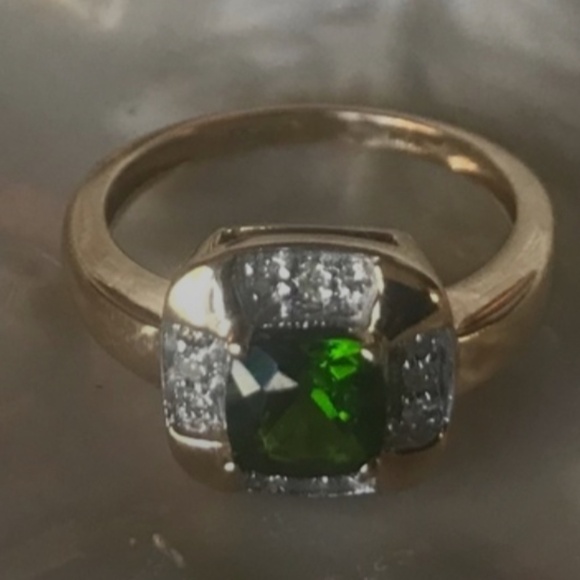 Green peridot and diamond 10kt Gold Ring - Picture 4 of 6
